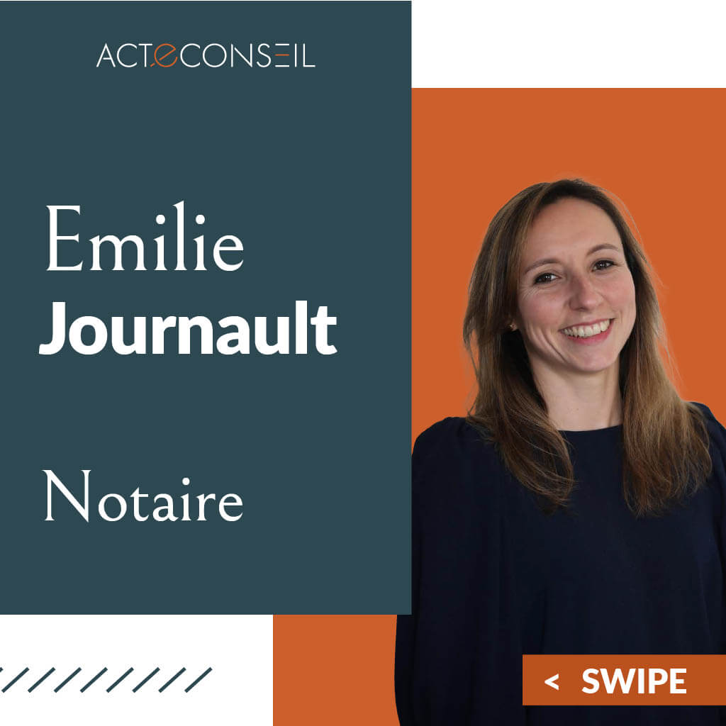 Emilie Journault, notaire chez ACT E CONSEIL, souriante devant un fond divisé en gris foncé et orange.