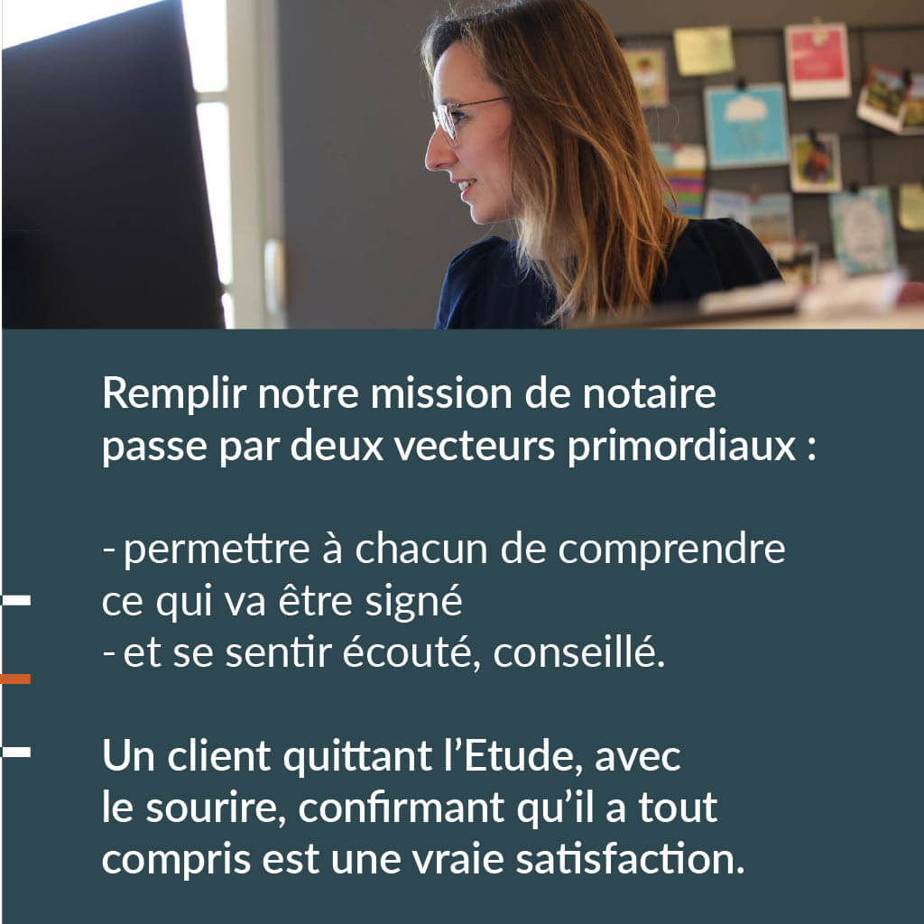 Emilie Journault au bureau explique que la mission de notaire consiste à aider les clients à comprendre et se sentir écoutés.